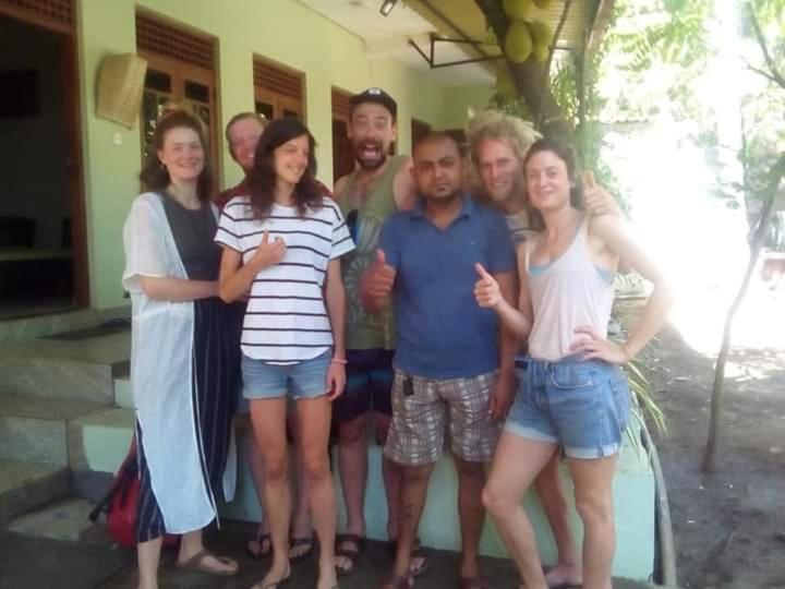 וולאוויה Dinimuthu Rest Inn מראה חיצוני תמונה